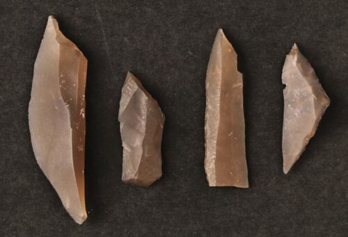 Fire eksempler på mikrolitter, der er fundet ved forundersøgelser på Egholm.